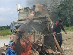 Polsek Kuantan Tengah Musnahkan Dua Rakit Dompeng PETI di Desa Beringin Taluk
