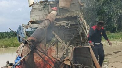 Polsek Kuantan Tengah Musnahkan Dua Rakit Dompeng PETI di Desa Beringin Taluk