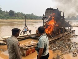 Polsek Cerenti Tindak Aktivitas PETI, Satu Rakit di Sungai Batang Kuantan Dimusnahkan