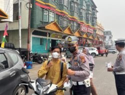 Polres Kuansing Peduli Kesehatan Warga, Bagikan Masker di Tengah Udara Berasap