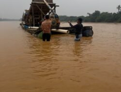 Polsek Cerenti Tertibkan Aktivitas PETI di Sungai Batang Kuantan, Dua Rakit Dimusnahkan