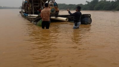 Polsek Cerenti Tertibkan Aktivitas PETI di Sungai Batang Kuantan, Dua Rakit Dimusnahkan